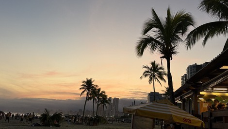Um lindo entardecer visto do quiosque em frente ao edificio