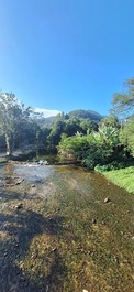 Rio , próprio para banho, fica ha 50 metros da casa