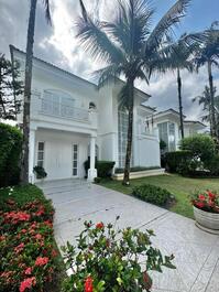 Luxury house in a gated community on Baleia Beach CA0378