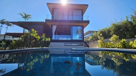 Casa nova de alto padrão pé na areia na praia da Baleia CA0119