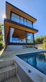 Casa nova de alto padrão pé na areia na praia da Baleia CA0119