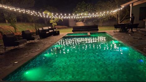 🌿✨ Illuminated Country House in Mogi das Cruzes, Heated Pool and BBQ ✨