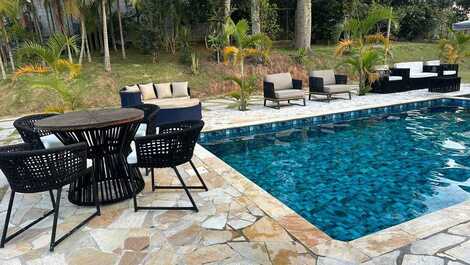 🌿✨ Illuminated Country House in Mogi das Cruzes, Heated Pool and BBQ ✨