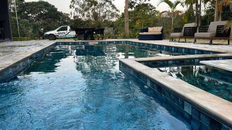 🌿✨ Illuminated Country House in Mogi das Cruzes, Heated Pool and BBQ ✨