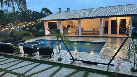 🌿✨ Illuminated Country House in Mogi das Cruzes, Heated Pool and BBQ ✨