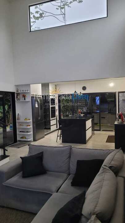 Casa para aluguel de temporada em Ubatuba (Itamambuca Condominio)