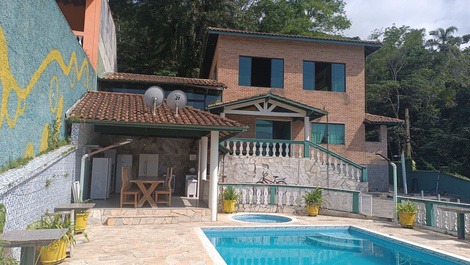 Casa com vista panorâmica e piscinas.
