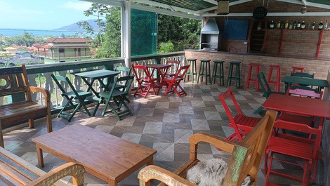 Casa com vista panorâmica e piscinas.