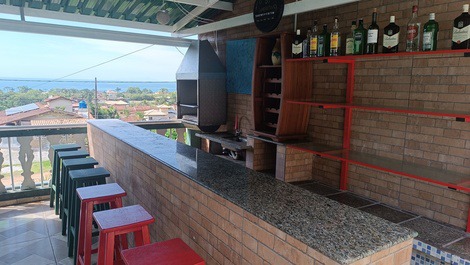 Casa com vista panorâmica e piscinas.