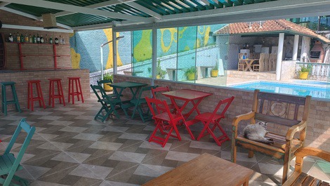 Casa com vista panorâmica e piscinas.