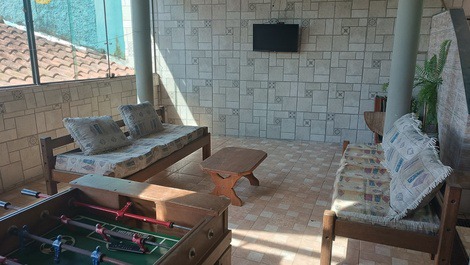 Casa com vista panorâmica e piscinas.