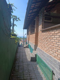 Casa com vista panorâmica e piscinas.