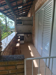 Casa com vista panorâmica e piscinas.