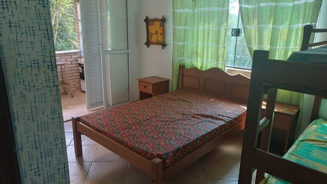Casa com vista panorâmica e piscinas.