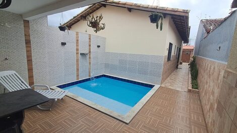 Casa com piscina e praia logo ali(Suarão)