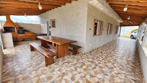 Churrasqueira do lado da casa