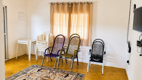 Sala com cadeiras e televisao