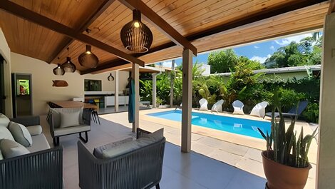 Com ar e piscina, a 120m da praia de Itamambuca