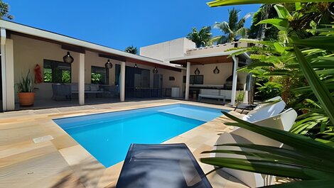 Com ar e piscina, a 120m da praia de Itamambuca