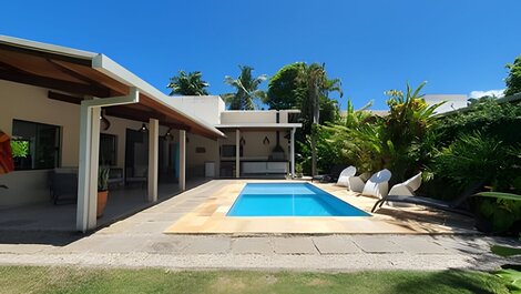 Com ar e piscina, a 120m da praia de Itamambuca