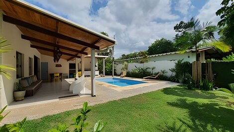 Com ar e piscina, a 120m da praia de Itamambuca