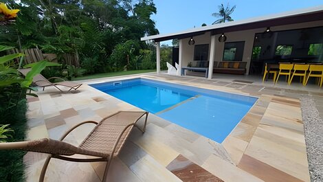 Com ar e piscina, a 120m da praia de Itamambuca