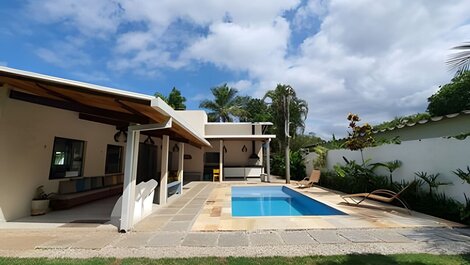 Com ar e piscina, a 120m da praia de Itamambuca