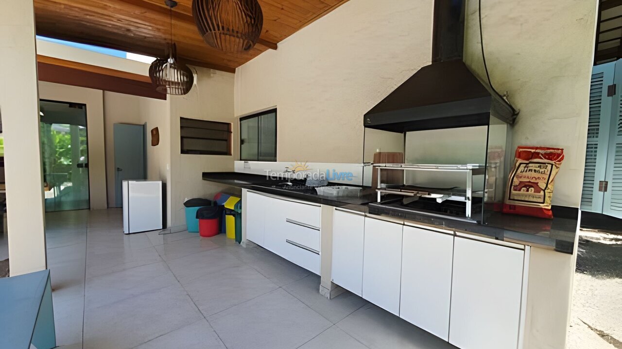 Casa para aluguel de temporada em Ubatuba (Itamambuca)