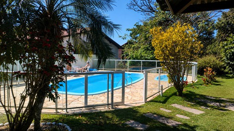 🏣Apto de 2 dormitórios, cond com piscina, no lado nobre da praia🏖️