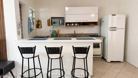 🏣Apto de 2 dormitórios, cond com piscina, no lado nobre da praia🏖️
