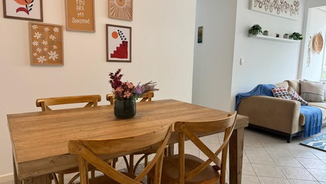 🏣Apto de 2 dormitórios, cond com piscina, no lado nobre da praia🏖️