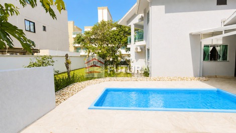 LC003F - Casa com piscina 04 dormitórios - Canto Grande Bombinhas
