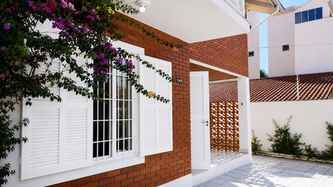 Casa de três dormitórios próxima a todo comércio de Canasvieiras pa...
