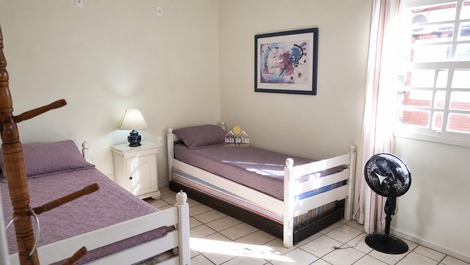 Casa de três dormitórios próxima a todo comércio de Canasvieiras pa...