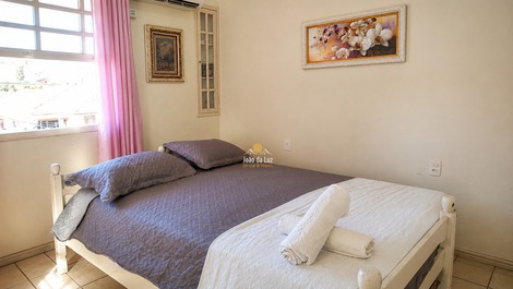 Casa de três dormitórios próxima a todo comércio de Canasvieiras pa...
