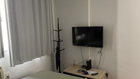Quarto arejado, janelas amplas.possii ar condicionado e tv