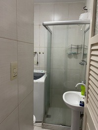 Banheiro com box blindex e máquina de lavsr