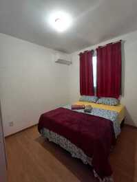 Quarto c.cama de casal e guarda roupa 