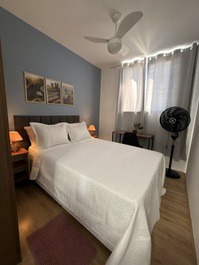  quarto confortável, composto com ar-condicionado, ventilador de teto e roupas de cama completa