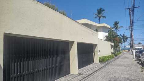 Casa de alto padrão frente a praia (melhor localização da Enseada)