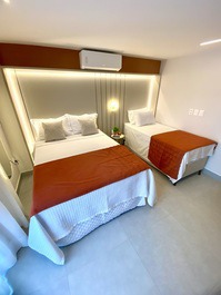 Quarto cama casal + cama solteiro com auxiliar 