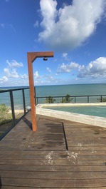 Chuveirão ao lado da piscina 