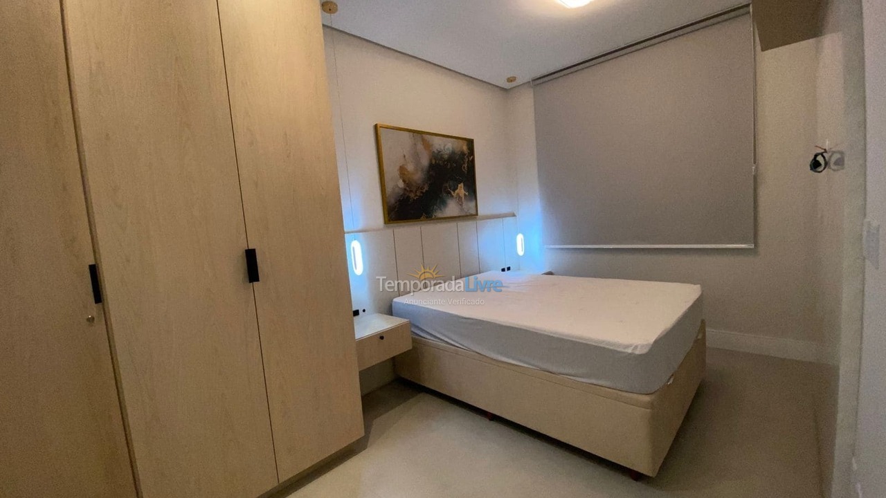 Apartamento para aluguel de temporada em Governador Celso Ramos (Praia de Palmas)