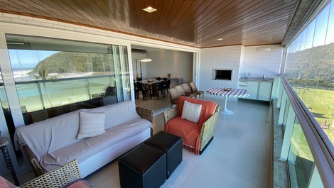 Beachfront apartment in Riviera