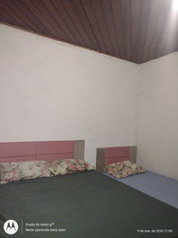 Quarto 2   uma cama de casal  uma beliche  e uma cama de solteiro 
