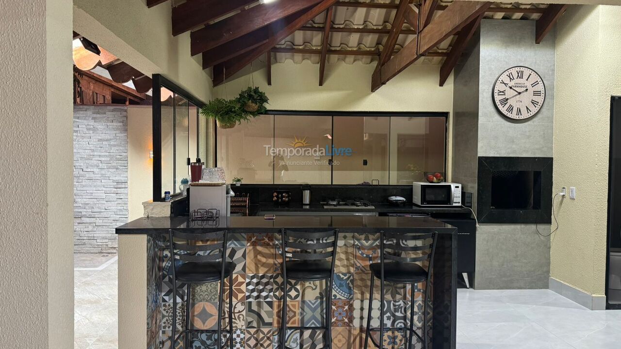 Casa para aluguel de temporada em Caldas Novas (Condomínio Marina Di Caldas)