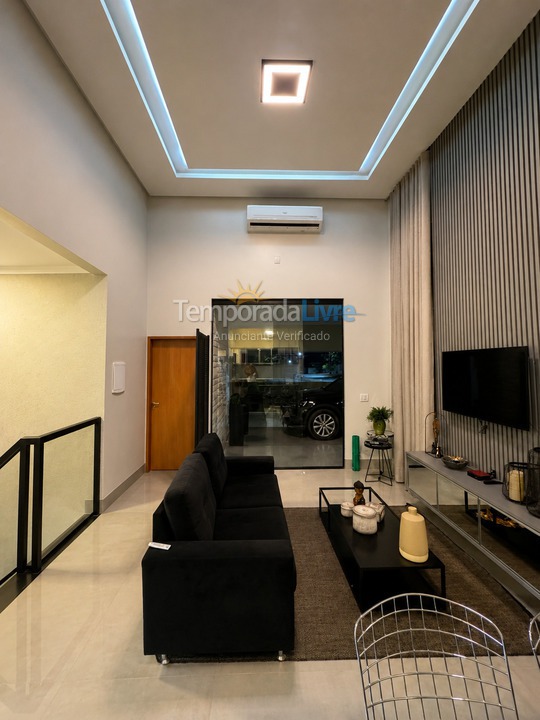 Casa para aluguel de temporada em Caldas Novas (Condomínio Marina Di Caldas)