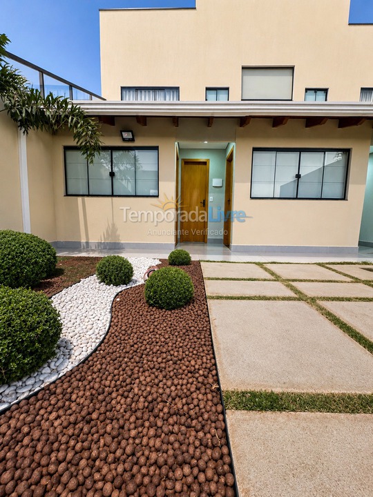 Casa para aluguel de temporada em Caldas Novas (Condomínio Marina Di Caldas)