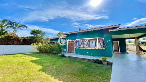 Casa con piscina a pocos pasos de la playa de Morro das Pedras.