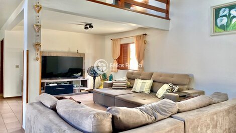 Spacious house with pool near Morro das Pedras Beach